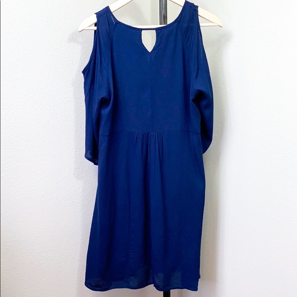 WHITE MARK Cold-Shoulder Crinkle Gauze Shift Dress - Picture 3 of 7